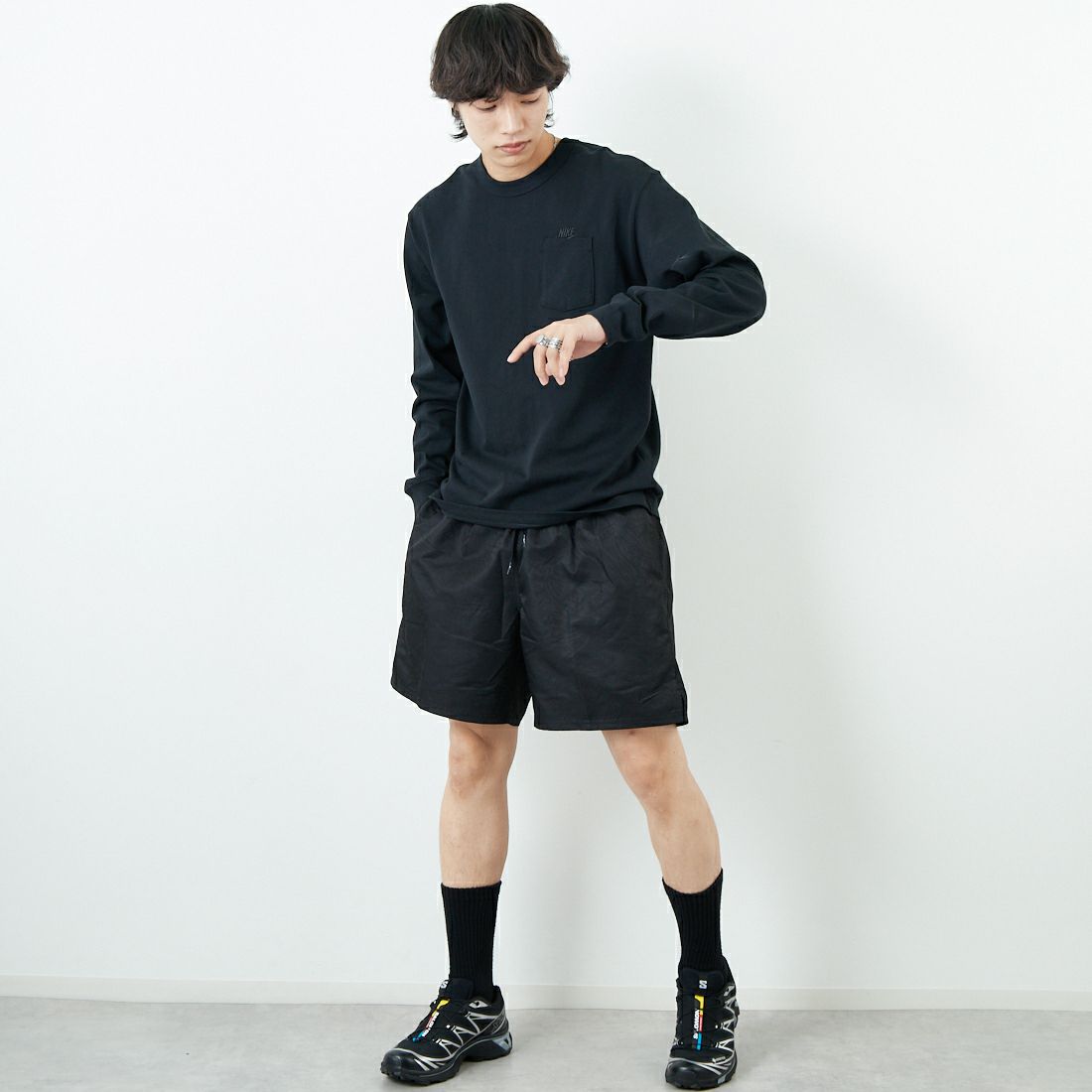 NIKE [ナイキ] プレミアムエッセンシャル ロングスリーブポケットTシャツ [DR7930]011 BLACK &&モデル身長：179cm 着用サイズ：M&&