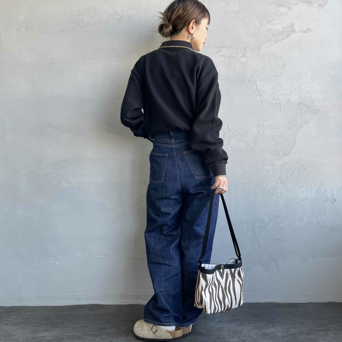 FRED PERRY [フレッドペリー] 別注 ワンポイントロゴ刺繍 ロングスリーブポロシャツ [FPM-25A-027JF] BLK/SHADED &&モデル身長：150cm 着用サイズ：S&&