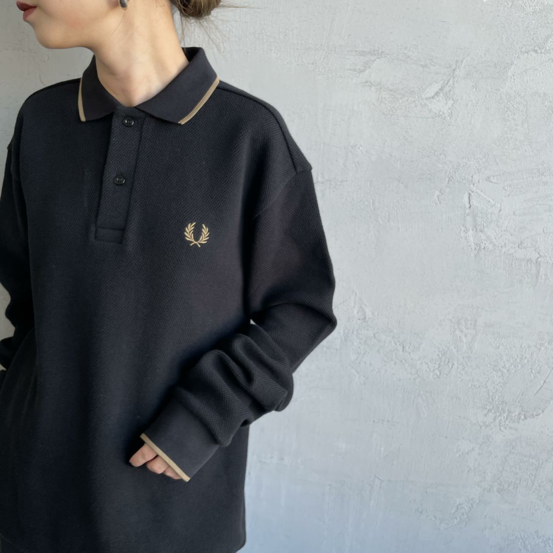 FRED PERRY [フレッドペリー] 別注 ワンポイントロゴ刺繍 ロングスリーブポロシャツ [FPM-25A-027JF] BLK/SHADED &&モデル身長：150cm 着用サイズ：S&&