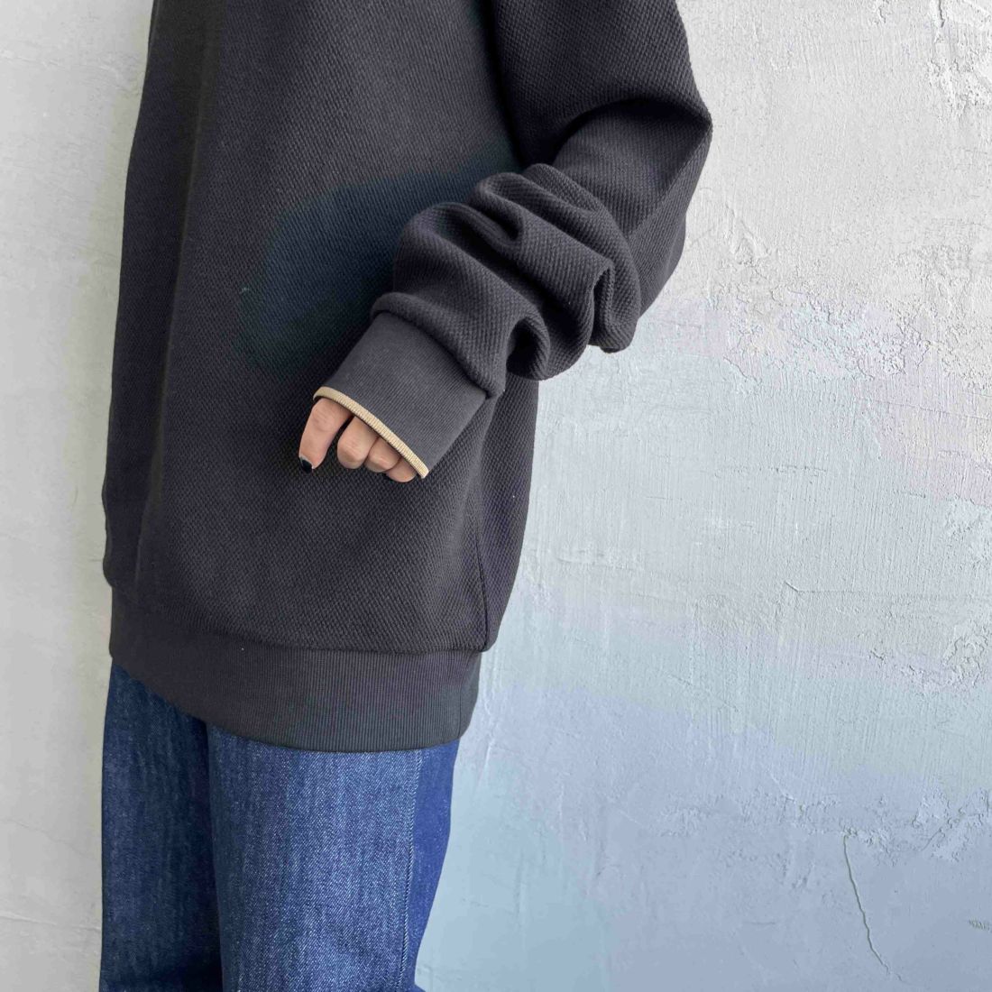 FRED PERRY [フレッドペリー] 別注 ワンポイントロゴ刺繍 ロングスリーブポロシャツ [FPM-25A-027JF] BLK/SHADED &&モデル身長：150cm 着用サイズ：S&&