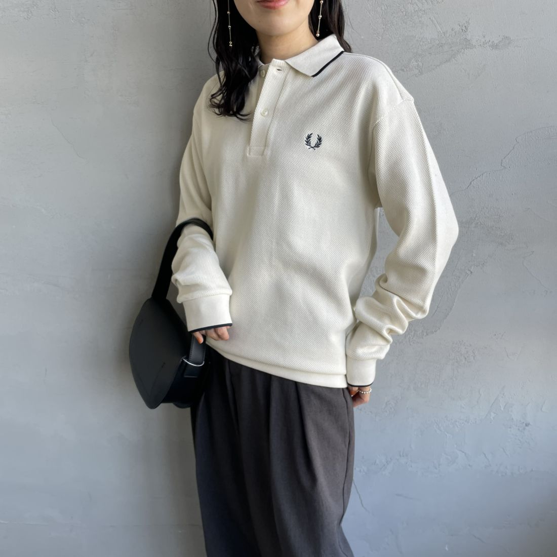 FRED PERRY [フレッドペリー] 別注 ワンポイントロゴ刺繍 ロングスリーブポロシャツ [FPM-25A-027JF] ECRU/NAVY &&モデル身長：160cm 着用サイズ：S&&