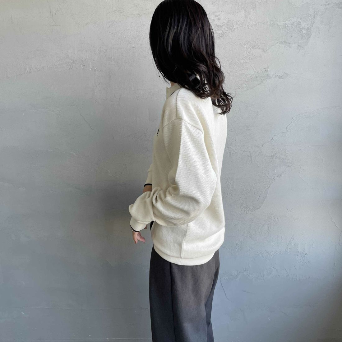 FRED PERRY [フレッドペリー] 別注 ワンポイントロゴ刺繍 ロングスリーブポロシャツ [FPM-25A-027JF] ECRU/NAVY &&モデル身長：160cm 着用サイズ：S&&