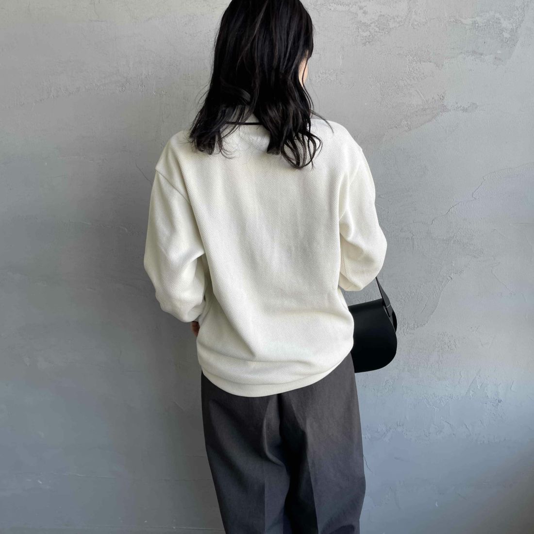 FRED PERRY [フレッドペリー] 別注 ワンポイントロゴ刺繍 ロングスリーブポロシャツ [FPM-25A-027JF] ECRU/NAVY &&モデル身長：160cm 着用サイズ：S&&