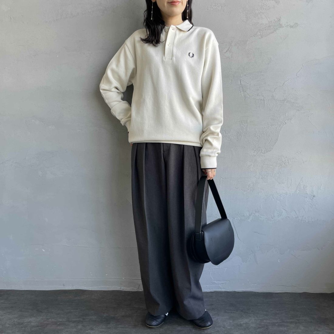 FRED PERRY [フレッドペリー] 別注 ワンポイントロゴ刺繍 ロングスリーブポロシャツ [FPM-25A-027JF] ECRU/NAVY &&モデル身長：160cm 着用サイズ：S&&