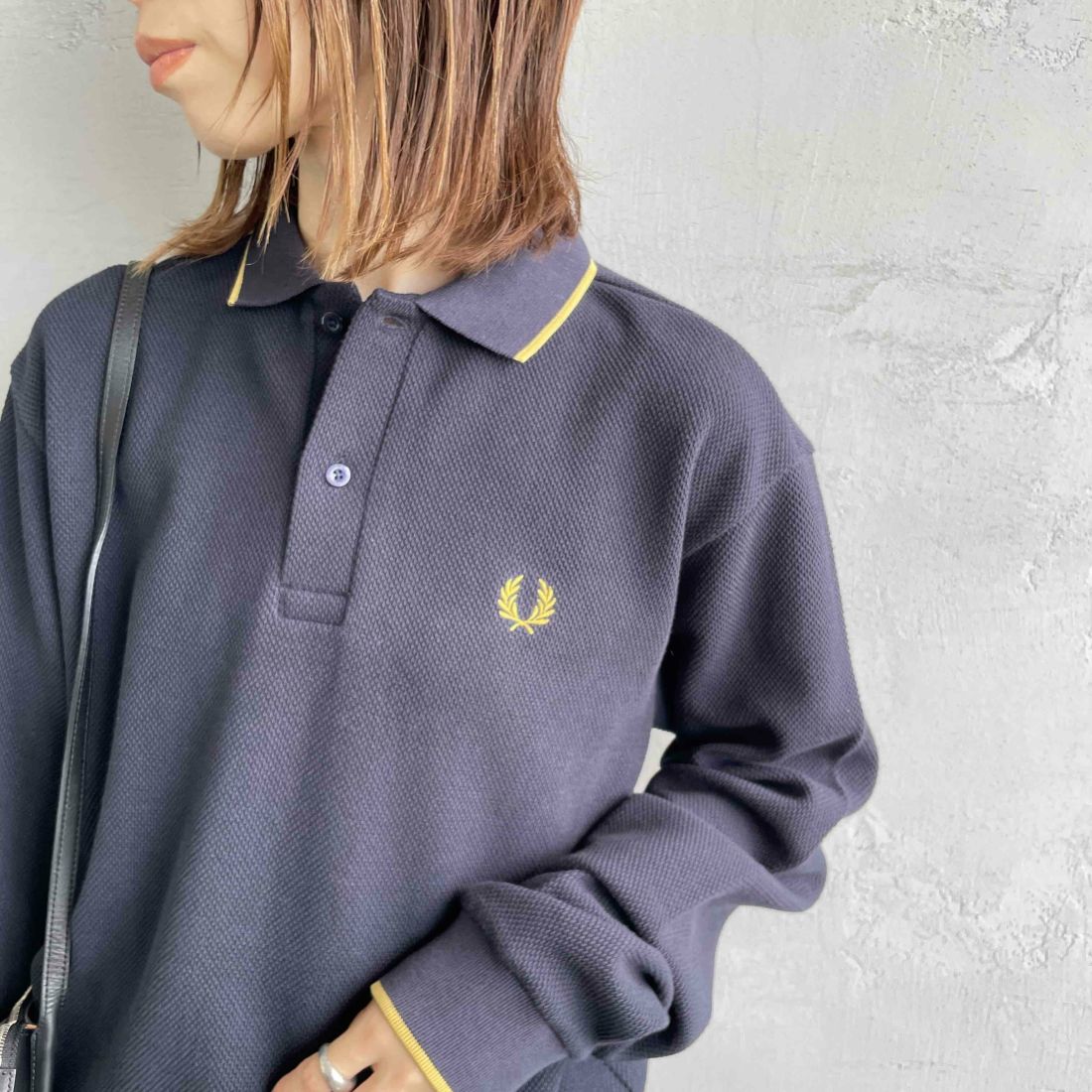 FRED PERRY [フレッドペリー] 別注 ワンポイントロゴ刺繍 ロングスリーブポロシャツ [FPM-25A-027JF] NVY/HONEYC &&モデル身長：158cm 着用サイズ：S&&