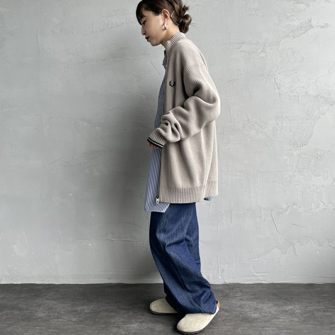 FRED PERRY [フレッドペリー] 別注 ドライバーズニット [FPM-25A-028JF] WARM OAT/B &&モデル身長：150cm 着用サイズ：S&&