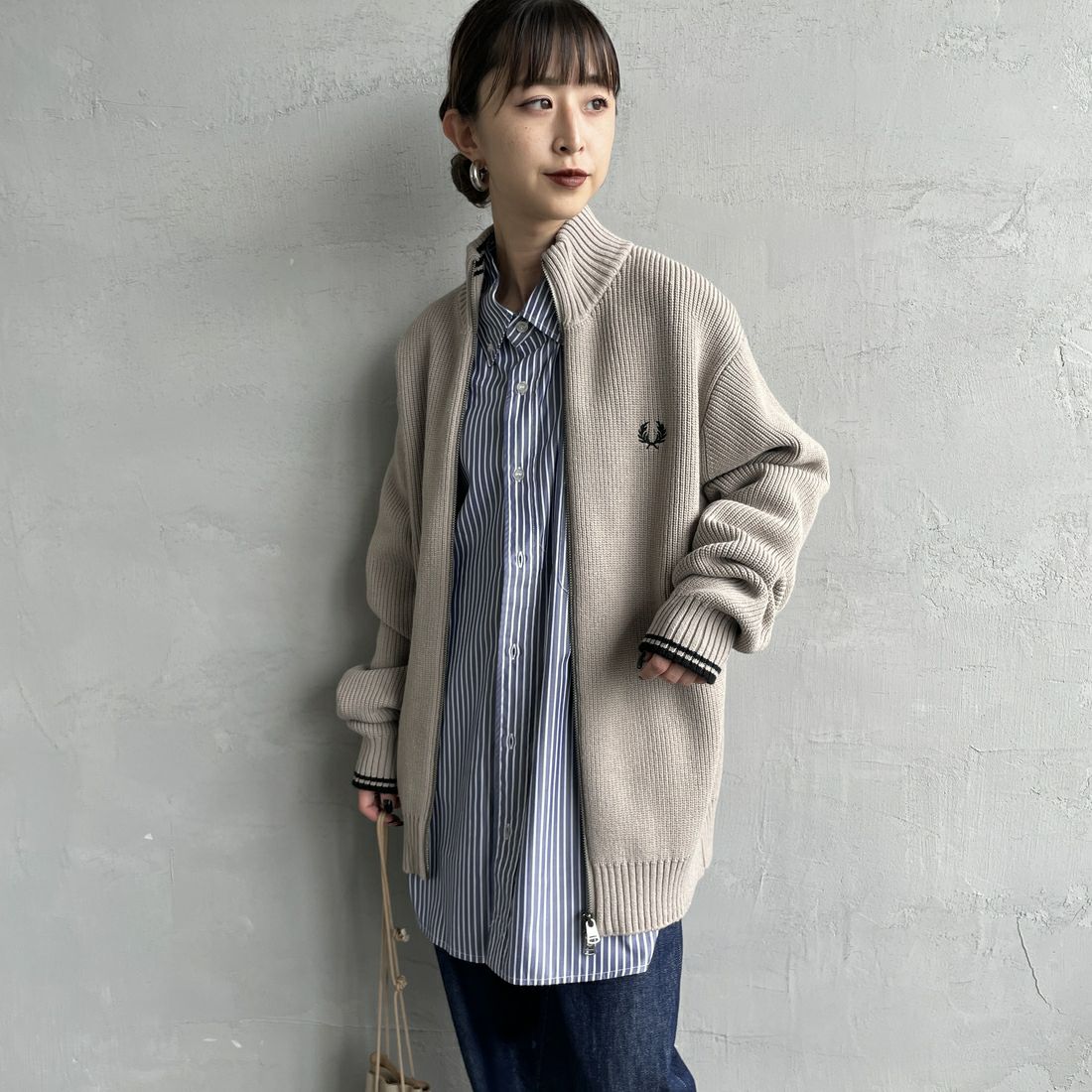 FRED PERRY [フレッドペリー] 別注 ドライバーズニット [FPM-25A-028JF] WARM OAT/B &&モデル身長：150cm 着用サイズ：S&&