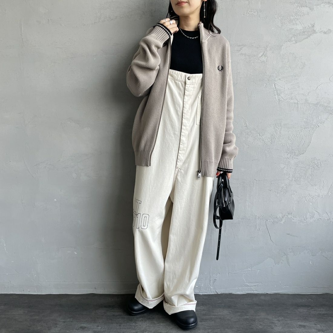 FRED PERRY [フレッドペリー] 別注 ドライバーズニット [FPM-25A-028JF] WARM OAT/B &&モデル身長：160cm 着用サイズ：S&&