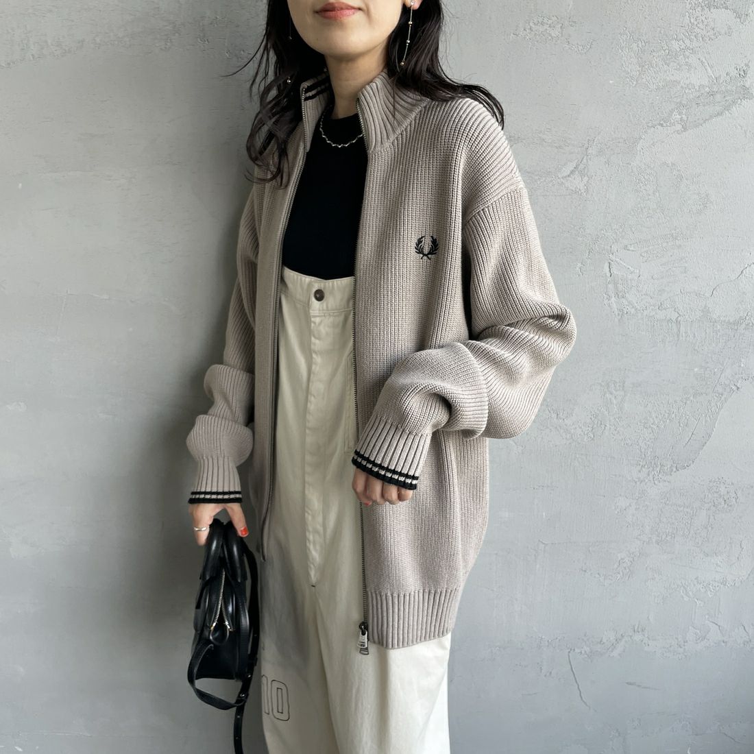 FRED PERRY [フレッドペリー] 別注 ドライバーズニット [FPM-25A-028JF] WARM OAT/B &&モデル身長：160cm 着用サイズ：S&&