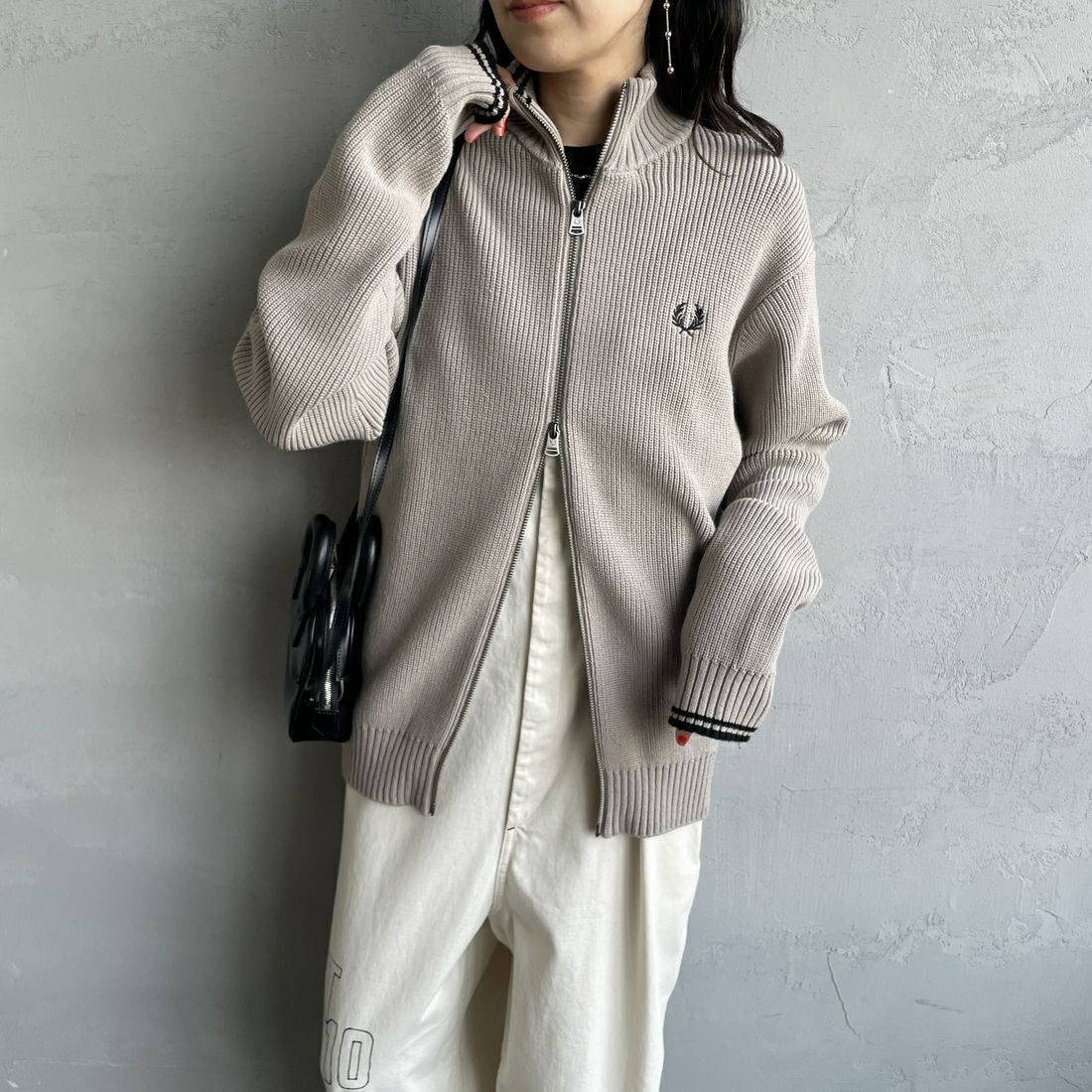 FRED PERRY [フレッドペリー] 別注 ドライバーズニット [FPM-25A-028JF] WARM OAT/B &&モデル身長：160cm 着用サイズ：S&&