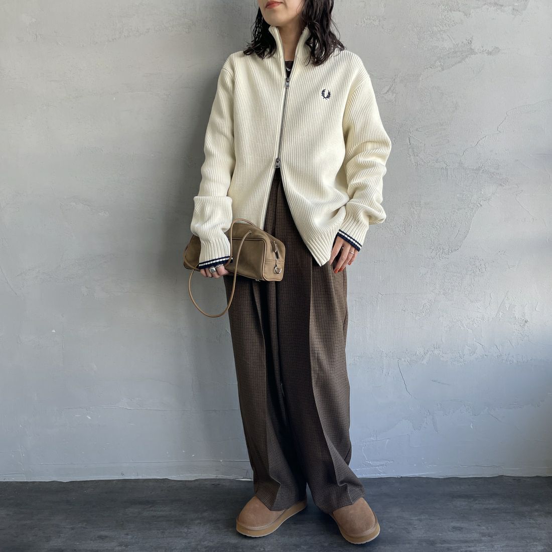 FRED PERRY [フレッドペリー] 別注 ドライバーズニット [FPM-25A-028JF] ECRU/NAVY &&モデル身長：160cm 着用サイズ：S&&