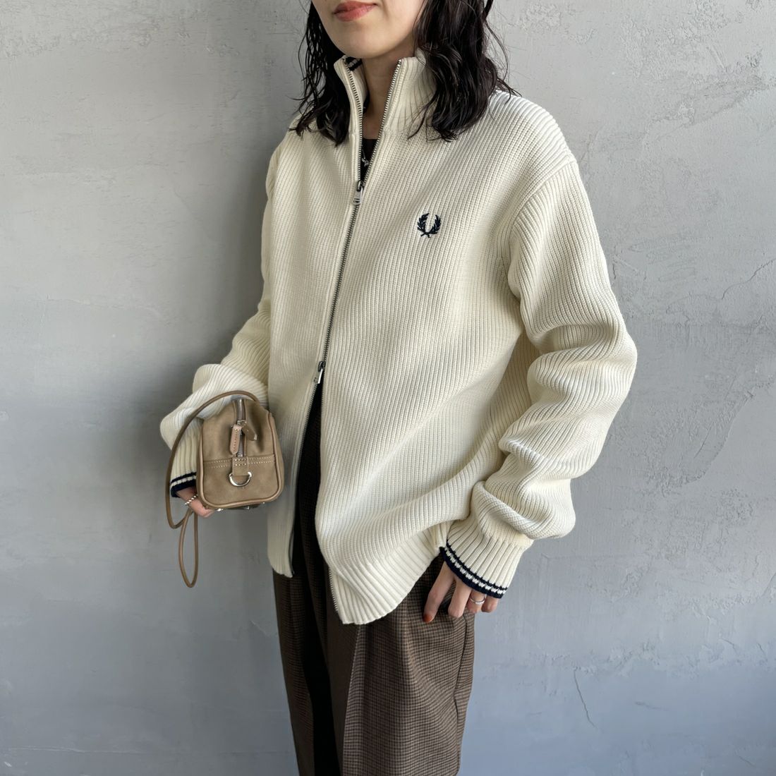 FRED PERRY [フレッドペリー] 別注 ドライバーズニット [FPM-25A-028JF] ECRU/NAVY &&モデル身長：160cm 着用サイズ：S&&