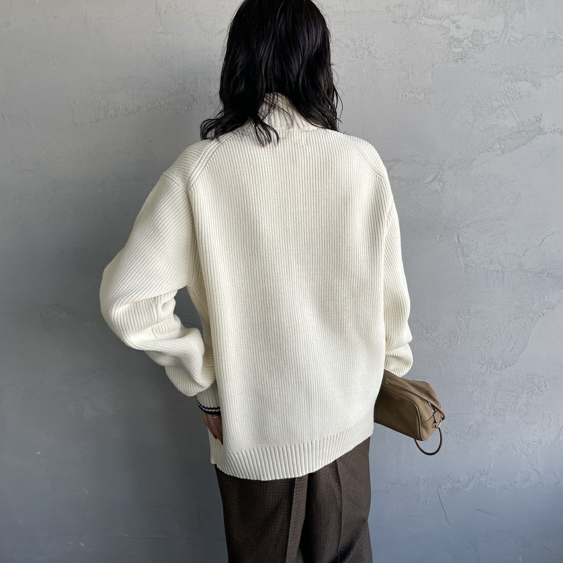 FRED PERRY [フレッドペリー] 別注 ドライバーズニット [FPM-25A-028JF] ECRU/NAVY &&モデル身長：160cm 着用サイズ：S&&