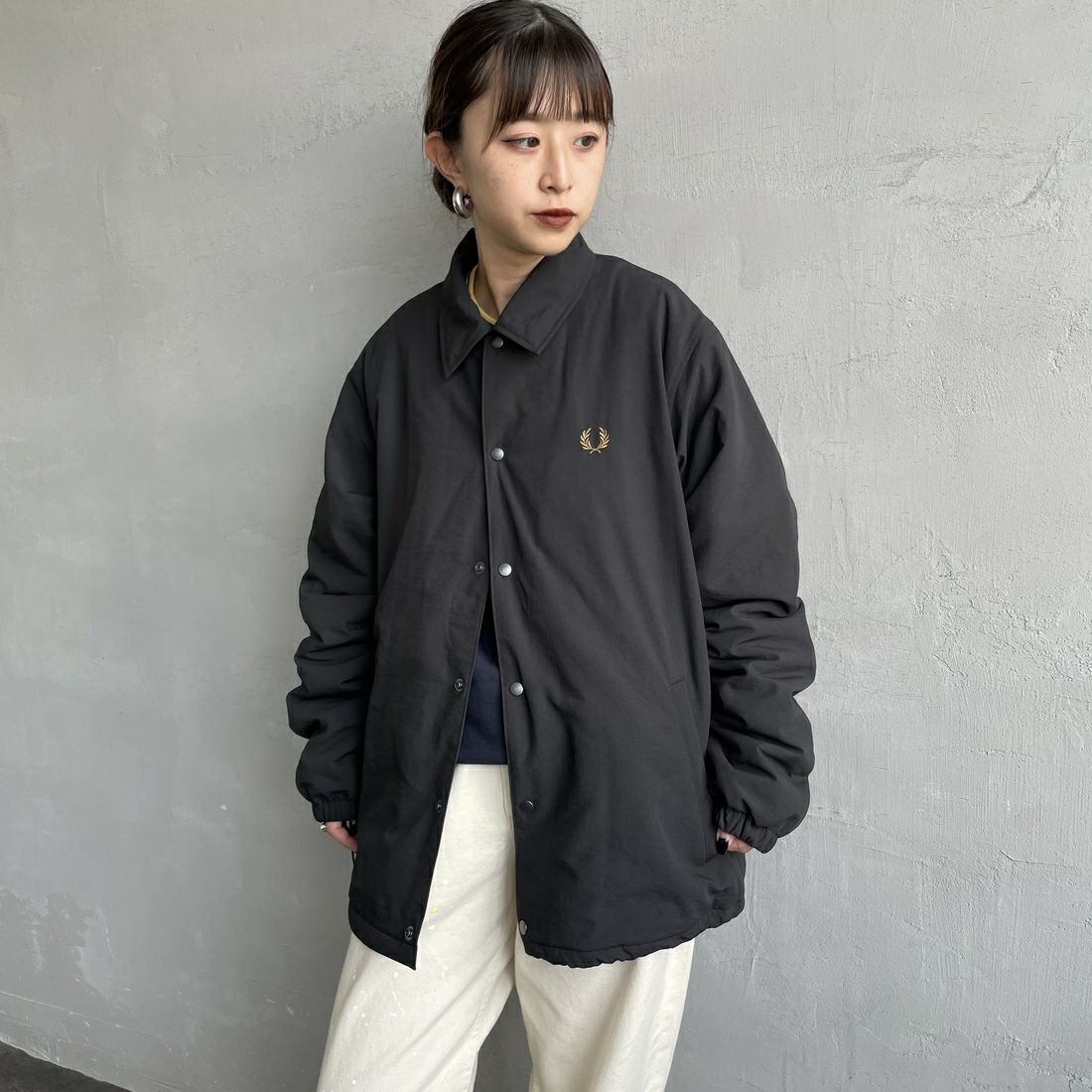 FRED PERRY [フレッドペリー] 別注 パデッドボタンスルージャケット [FPM-25A-23JF] BLK/SHADED &&モデル身長：150cm 着用サイズ：S&&