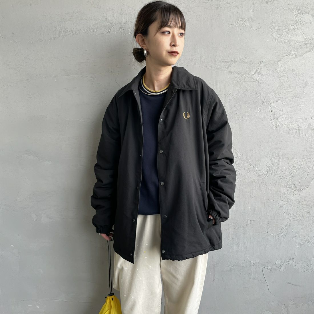 FRED PERRY [フレッドペリー] 別注 パデッドボタンスルージャケット [FPM-25A-23JF] BLK/SHADED &&モデル身長：150cm 着用サイズ：S&&