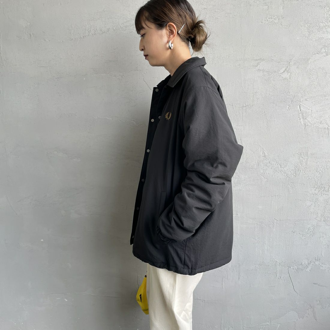 FRED PERRY [フレッドペリー] 別注 パデッドボタンスルージャケット [FPM-25A-23JF] BLK/SHADED &&モデル身長：150cm 着用サイズ：S&&