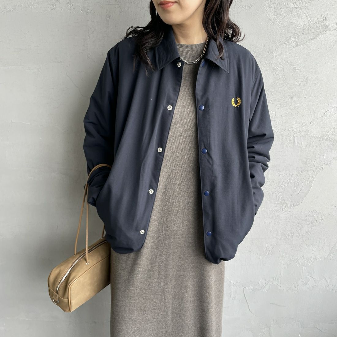 FRED PERRY [フレッドペリー] 別注 パデッドボタンスルージャケット [FPM-25A-23JF] NVY/HONEYC &&モデル身長：160cm 着用サイズ：S&&