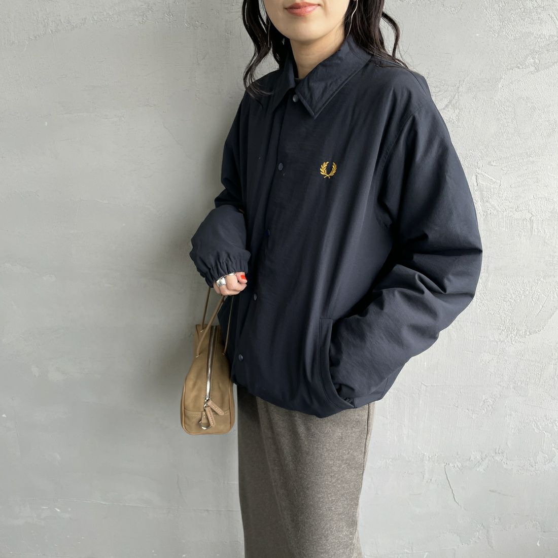 FRED PERRY [フレッドペリー] 別注 パデッドボタンスルージャケット [FPM-25A-23JF] NVY/HONEYC &&モデル身長：160cm 着用サイズ：S&&