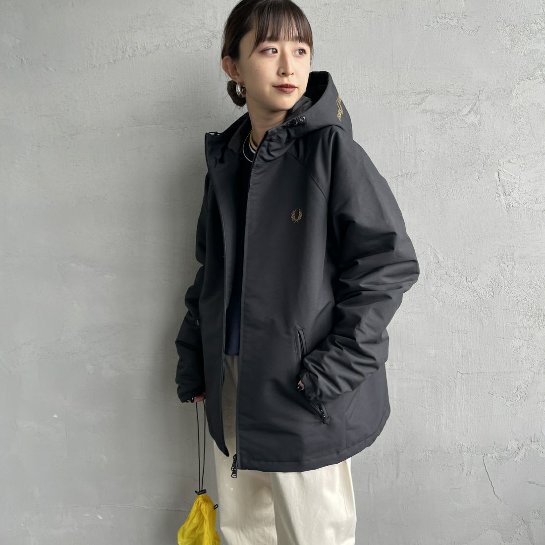FRED PERRY [フレッドペリー] 別注 パデッドフーデッドシェルジャケット [FPM-25A-24JF] BLK/SHADED &&モデル身長：150cm 着用サイズ：S&&