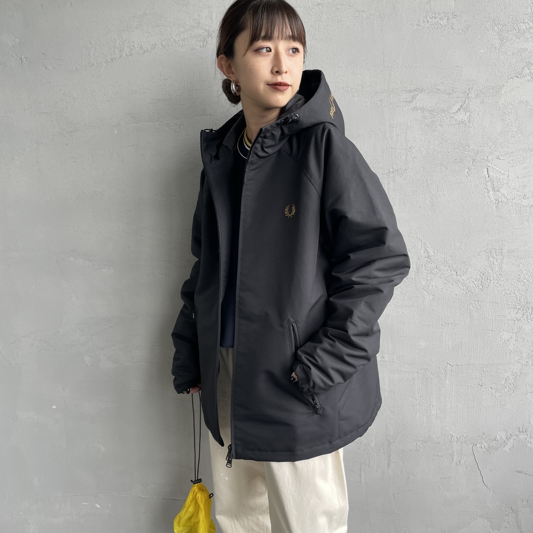 FRED PERRY [フレッドペリー] 別注 パデッドフーデッドシェルジャケット [FPM-25A-24JF] BLK/SHADED &&モデル身長：150cm 着用サイズ：S&&