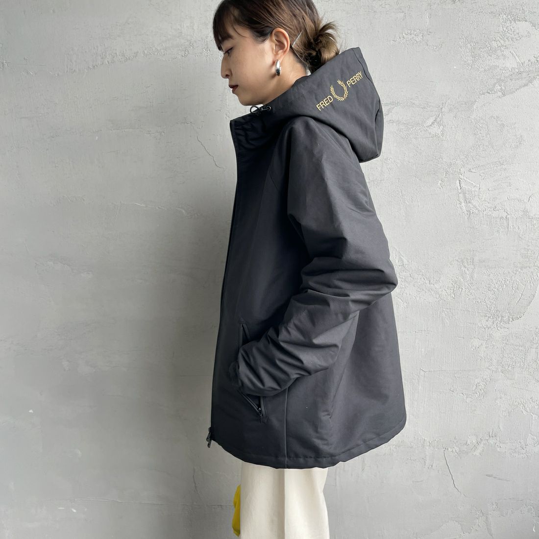 FRED PERRY [フレッドペリー] 別注 パデッドフーデッドシェルジャケット [FPM-25A-24JF] BLK/SHADED &&モデル身長：150cm 着用サイズ：S&&