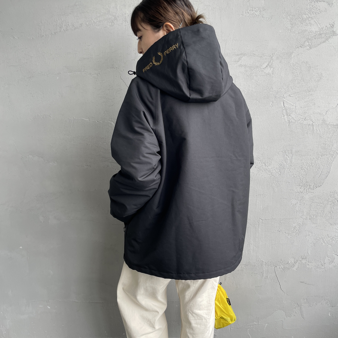 FRED PERRY [フレッドペリー] 別注 パデッドフーデッドシェルジャケット [FPM-25A-24JF] BLK/SHADED &&モデル身長：150cm 着用サイズ：S&&
