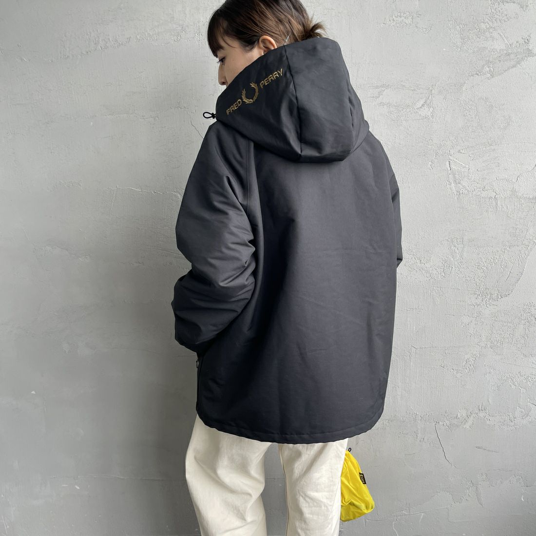 FRED PERRY [フレッドペリー] 別注 パデッドフーデッドシェルジャケット [FPM-25A-24JF] BLK/SHADED &&モデル身長：150cm 着用サイズ：S&&