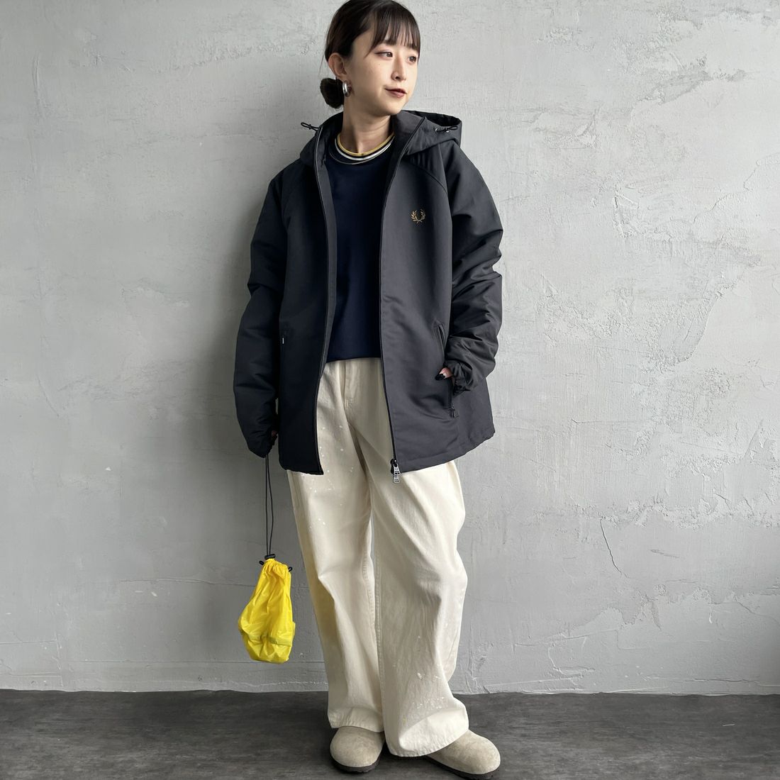 FRED PERRY [フレッドペリー] 別注 パデッドフーデッドシェルジャケット [FPM-25A-24JF] BLK/SHADED &&モデル身長：150cm 着用サイズ：S&&