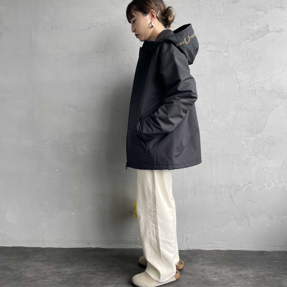 FRED PERRY [フレッドペリー] 別注 パデッドフーデッドシェルジャケット [FPM-25A-24JF] BLK/SHADED &&モデル身長：150cm 着用サイズ：S&&