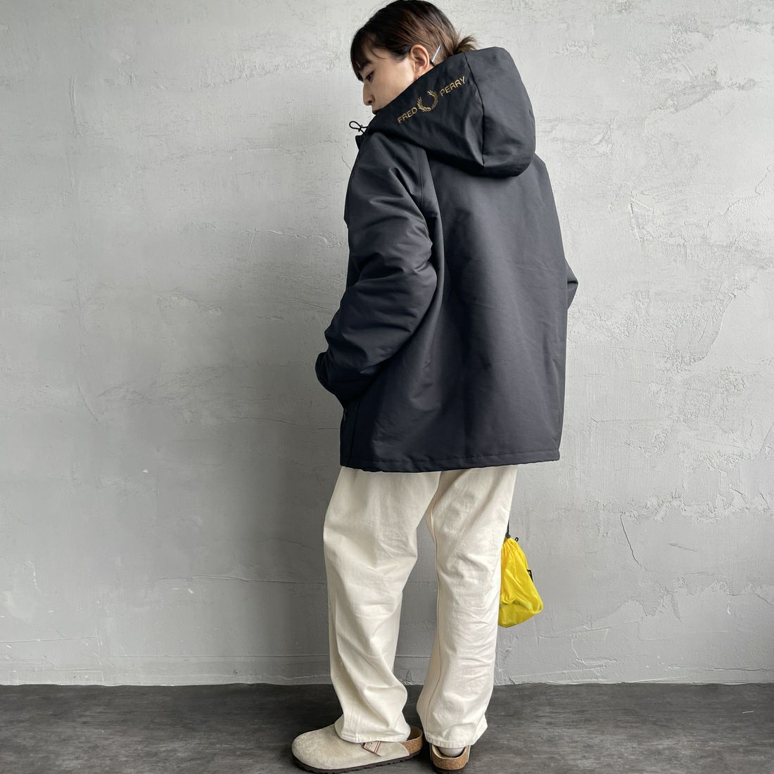 FRED PERRY [フレッドペリー] 別注 パデッドフーデッドシェルジャケット [FPM-25A-24JF] BLK/SHADED &&モデル身長：150cm 着用サイズ：S&&