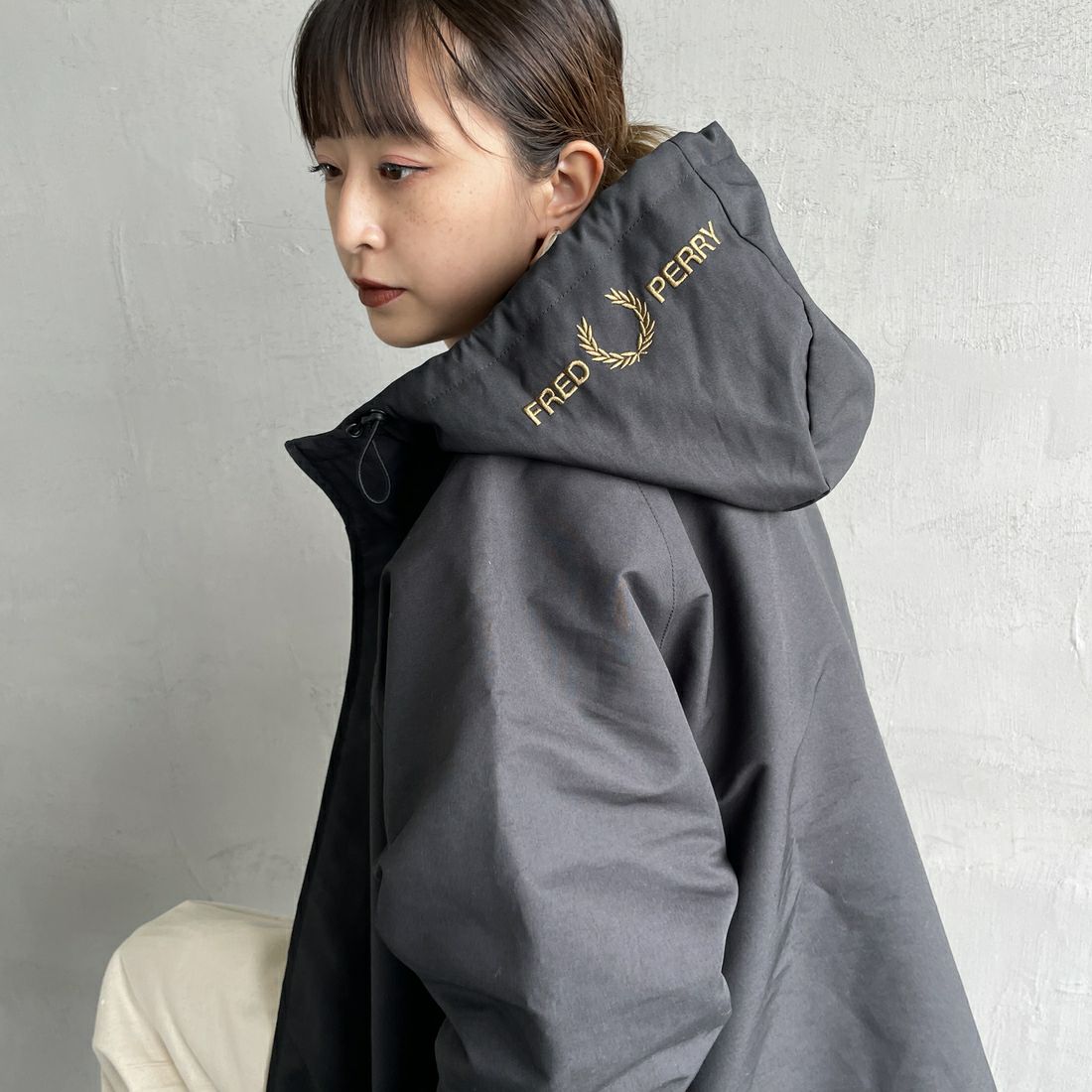 FRED PERRY [フレッドペリー] 別注 パデッドフーデッドシェルジャケット [FPM-25A-24JF] BLK/SHADED &&モデル身長：150cm 着用サイズ：S&&