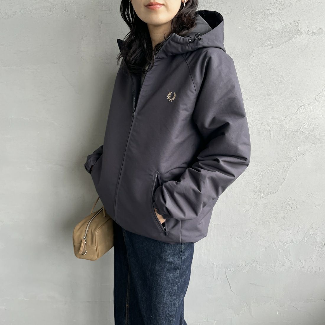 FRED PERRY [フレッドペリー] 別注 パデッドフーデッドシェルジャケット [FPM-25A-24JF] ANCOR/WARM &&モデル身長：160cm 着用サイズ：S&&