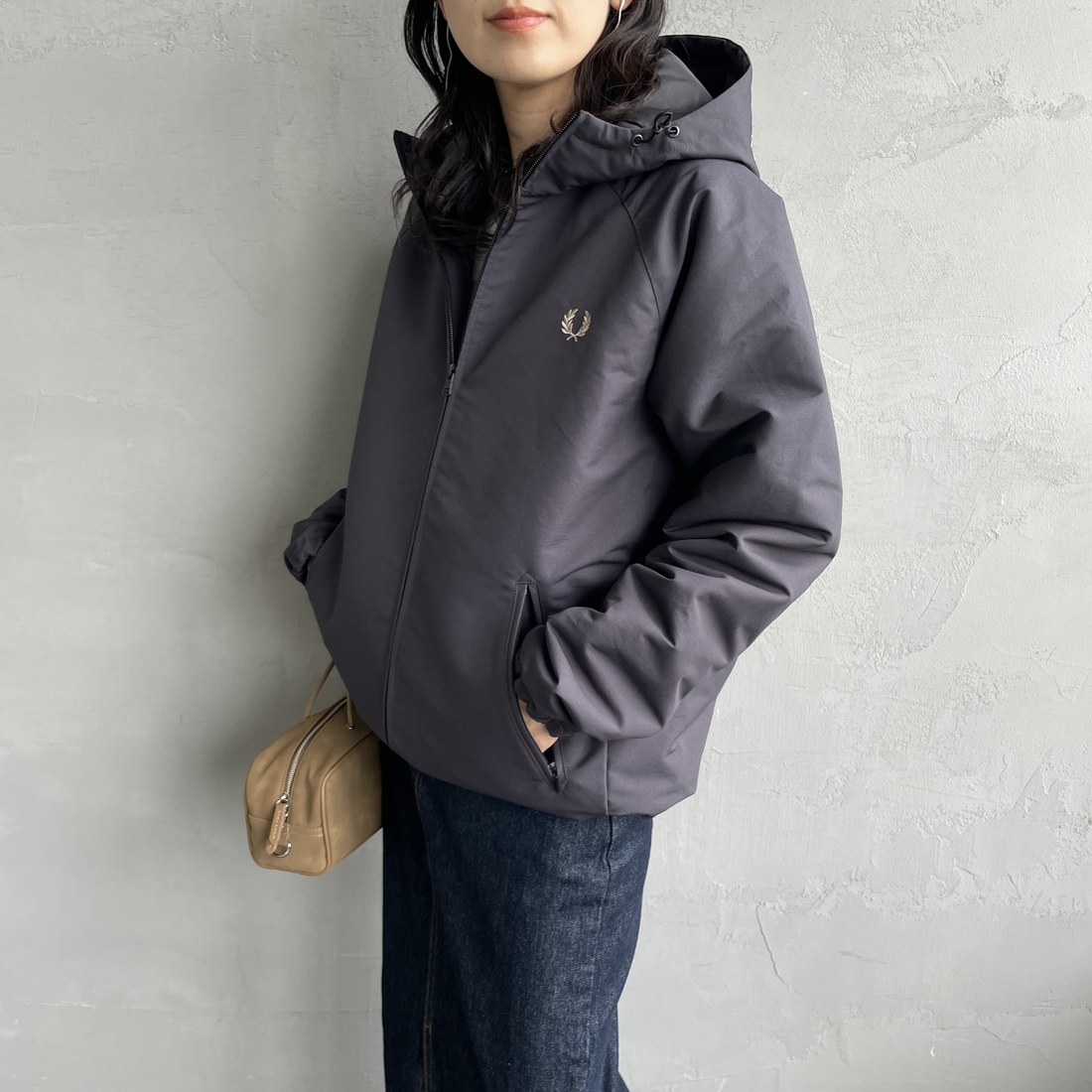 FRED PERRY [フレッドペリー] 別注 パデッドフーデッドシェルジャケット [FPM-25A-24JF] ANCOR/WARM &&モデル身長：160cm 着用サイズ：S&&