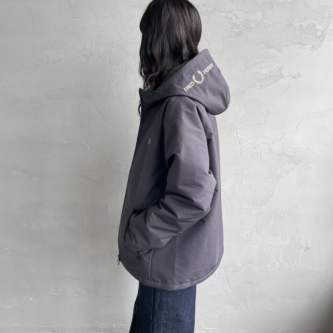FRED PERRY [フレッドペリー] 別注 パデッドフーデッドシェルジャケット [FPM-25A-24JF] ANCOR/WARM &&モデル身長：160cm 着用サイズ：S&&