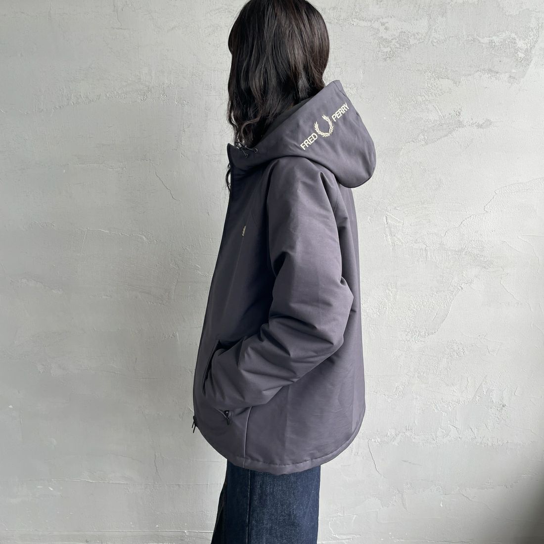 FRED PERRY [フレッドペリー] 別注 パデッドフーデッドシェルジャケット [FPM-25A-24JF] ANCOR/WARM &&モデル身長：160cm 着用サイズ：S&&