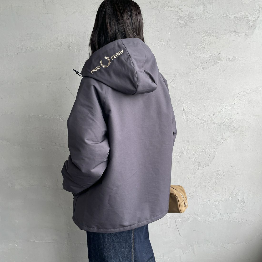 FRED PERRY [フレッドペリー] 別注 パデッドフーデッドシェルジャケット [FPM-25A-24JF] ANCOR/WARM &&モデル身長：160cm 着用サイズ：S&&