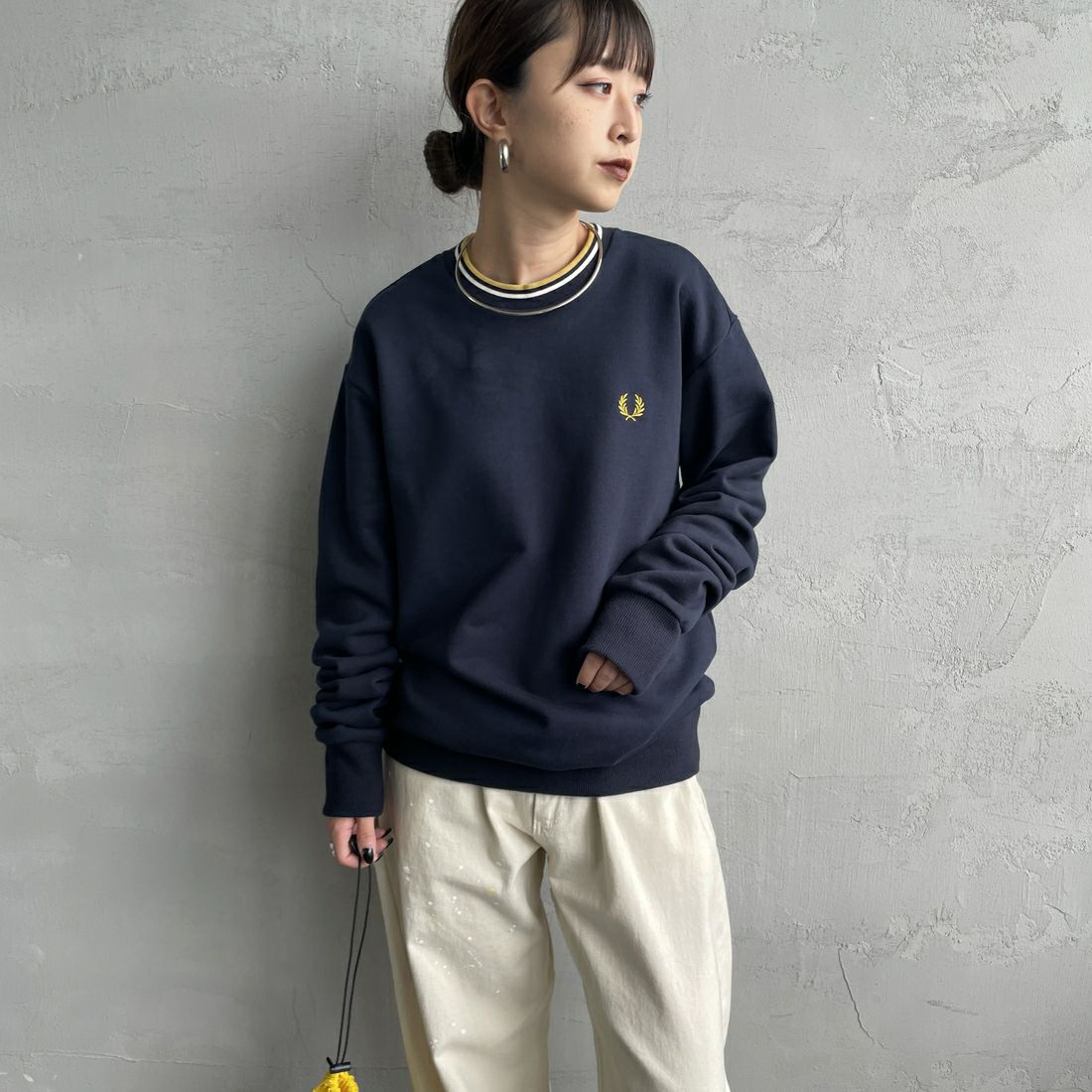 FRED PERRY [フレッドペリー] 別注 ツインティップライン ワンポイントロゴ刺繍クルーネックスウェット [FPM-25A-025JF] NVY/ECR/HO &&モデル身長：150cm 着用サイズ：S&&