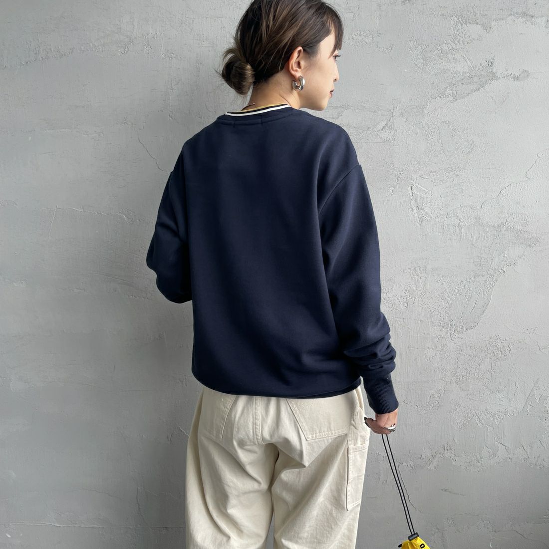 FRED PERRY [フレッドペリー] 別注 ツインティップライン ワンポイントロゴ刺繍クルーネックスウェット [FPM-25A-025JF] NVY/ECR/HO &&モデル身長：150cm 着用サイズ：S&&