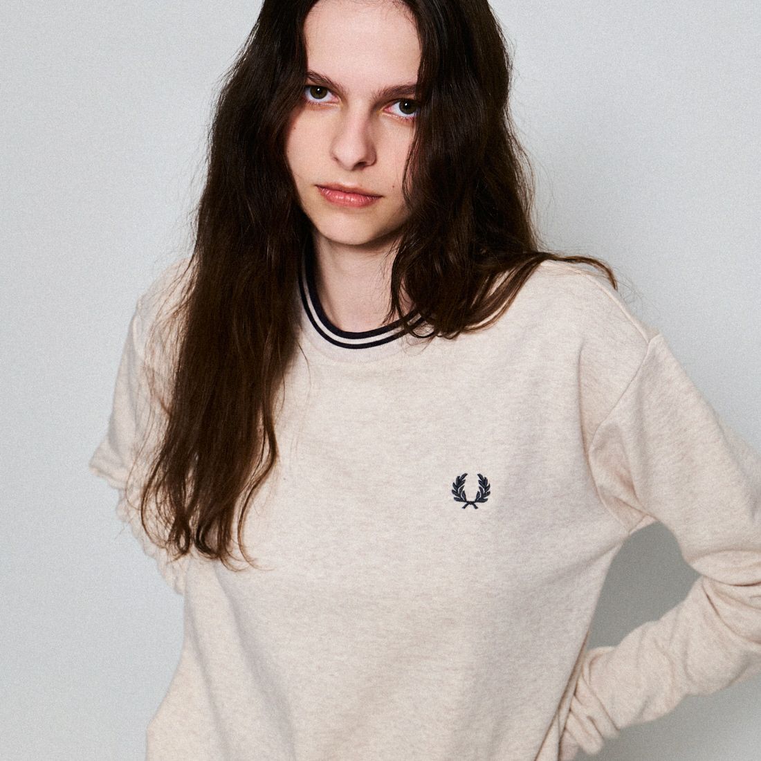 FRED PERRY [フレッドペリー] 別注 ツインティップライン ワンポイントロゴ刺繍クルーネックスウェット [FPM-25A-025JF] PORRIDGE M