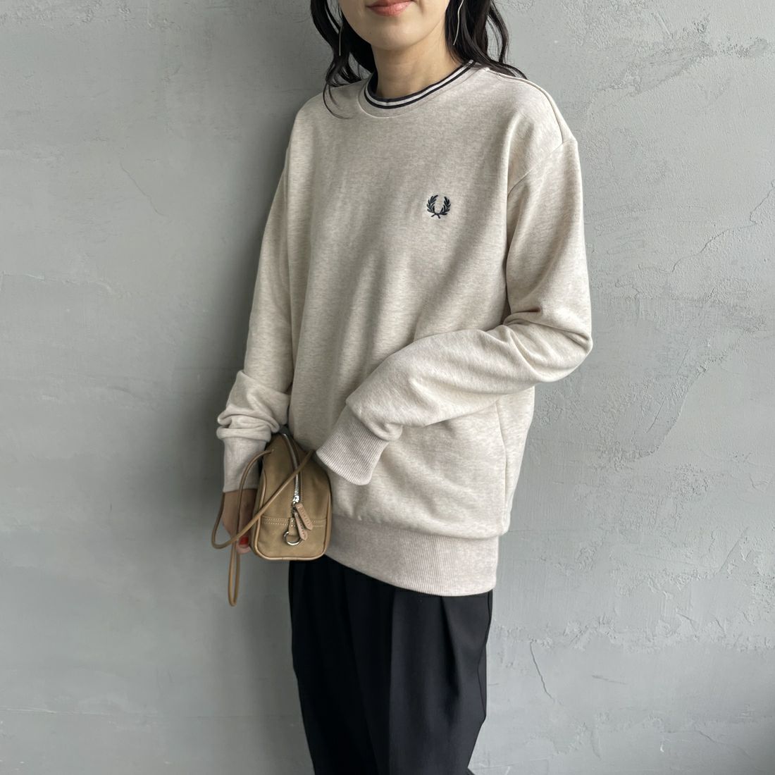 FRED PERRY [フレッドペリー] 別注 ツインティップライン ワンポイントロゴ刺繍クルーネックスウェット [FPM-25A-025JF] PORRIDGE M &&モデル身長：160cm 着用サイズ：S&&