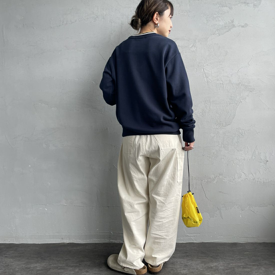 FRED PERRY [フレッドペリー] 別注 ツインティップライン ワンポイントロゴ刺繍クルーネックスウェット [FPM-25A-025JF] NVY/ECR/HO &&モデル身長：150cm 着用サイズ：S&&