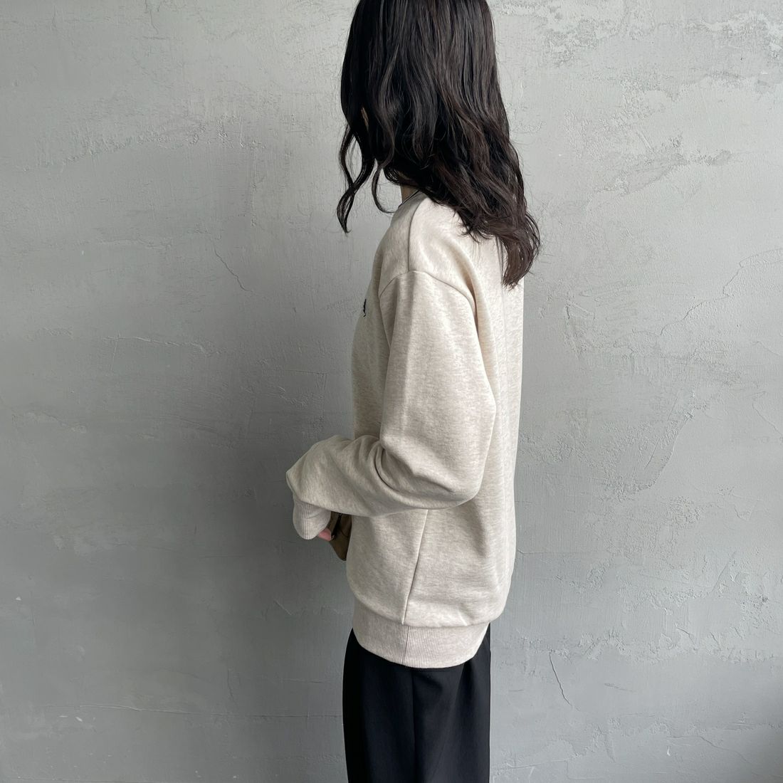 FRED PERRY [フレッドペリー] 別注 ツインティップライン ワンポイントロゴ刺繍クルーネックスウェット [FPM-25A-025JF] PORRIDGE M &&モデル身長：160cm 着用サイズ：S&&