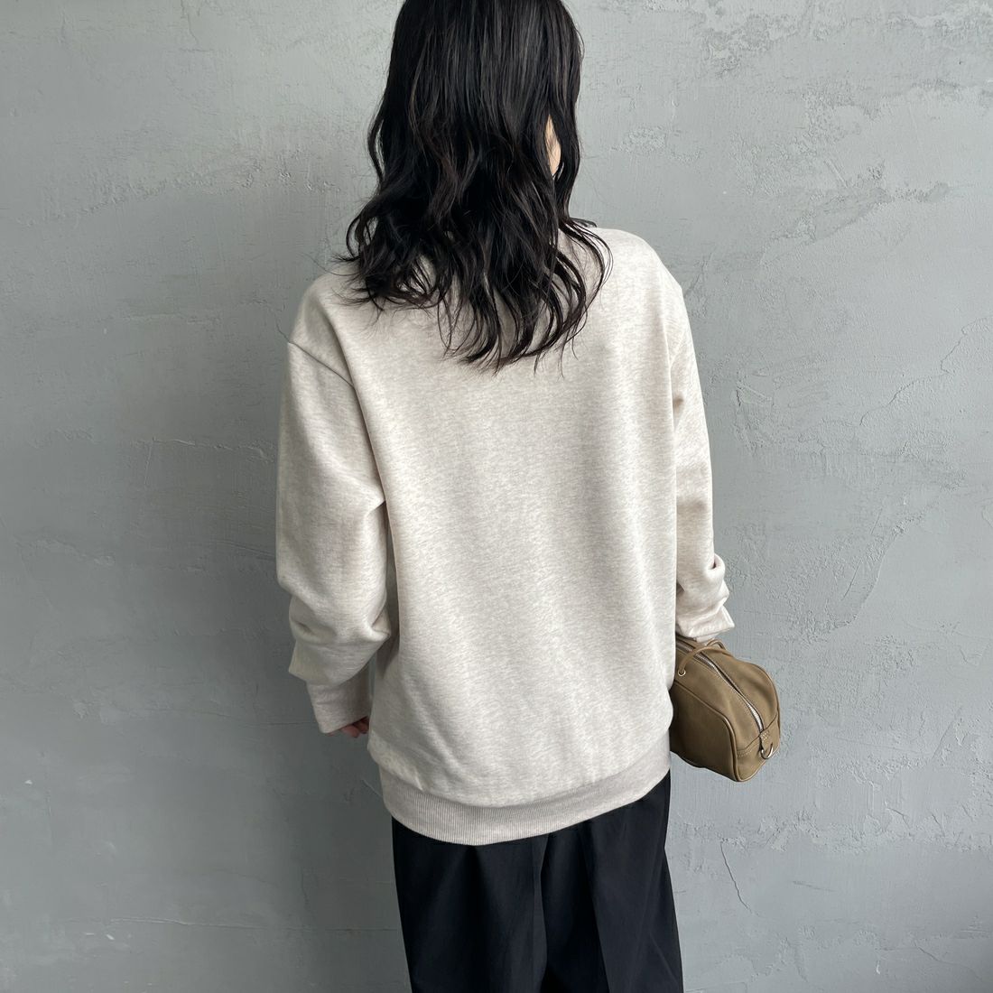 FRED PERRY [フレッドペリー] 別注 ツインティップライン ワンポイントロゴ刺繍クルーネックスウェット [FPM-25A-025JF] PORRIDGE M &&モデル身長：160cm 着用サイズ：S&&