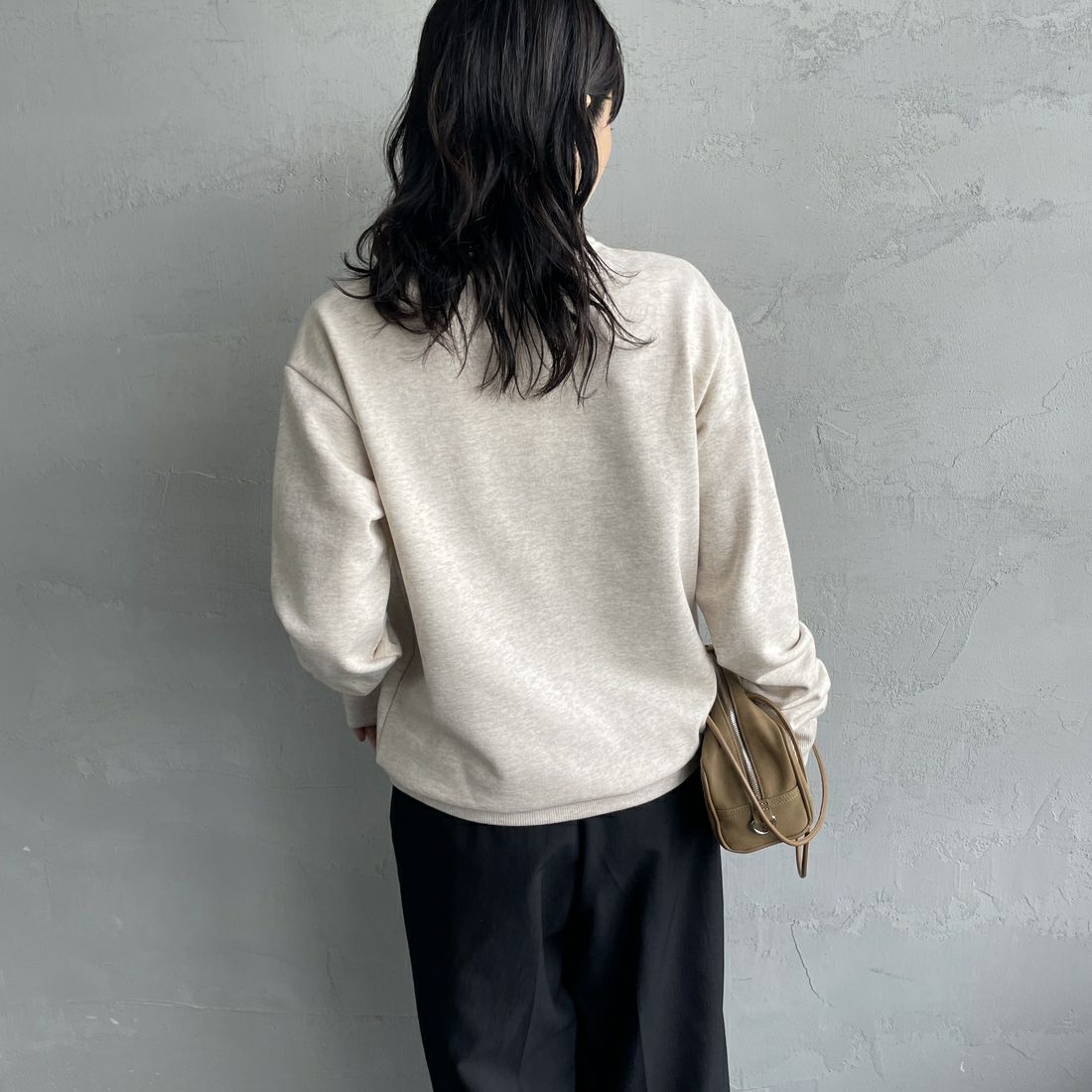 FRED PERRY [フレッドペリー] 別注 ツインティップライン ワンポイントロゴ刺繍クルーネックスウェット [FPM-25A-025JF] PORRIDGE M &&モデル身長：160cm 着用サイズ：S&&