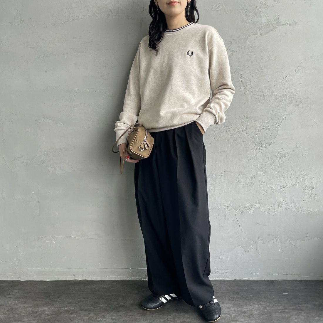 FRED PERRY [フレッドペリー] 別注 ツインティップライン ワンポイントロゴ刺繍クルーネックスウェット [FPM-25A-025JF] PORRIDGE M &&モデル身長：160cm 着用サイズ：S&&