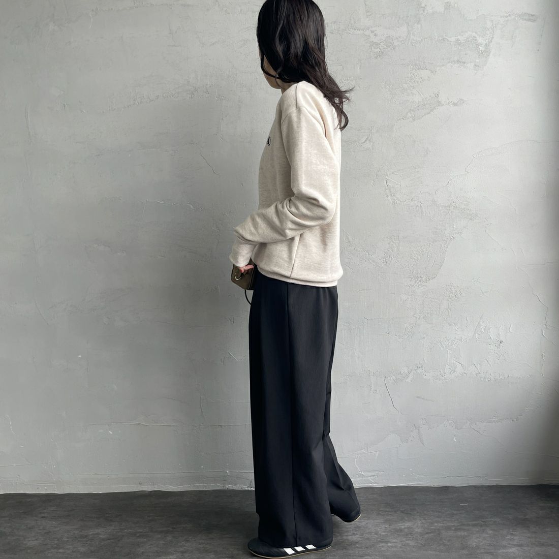 FRED PERRY [フレッドペリー] 別注 ツインティップライン ワンポイントロゴ刺繍クルーネックスウェット [FPM-25A-025JF] PORRIDGE M &&モデル身長：160cm 着用サイズ：S&&