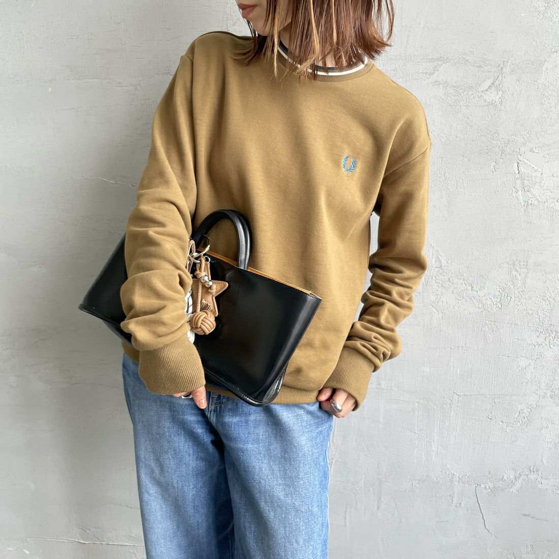 FRED PERRY [フレッドペリー] 別注 ツインティップライン ワンポイントロゴ刺繍クルーネックスウェット [FPM-25A-025JF] SHADED STO &&モデル身長：158cm 着用サイズ：S&&