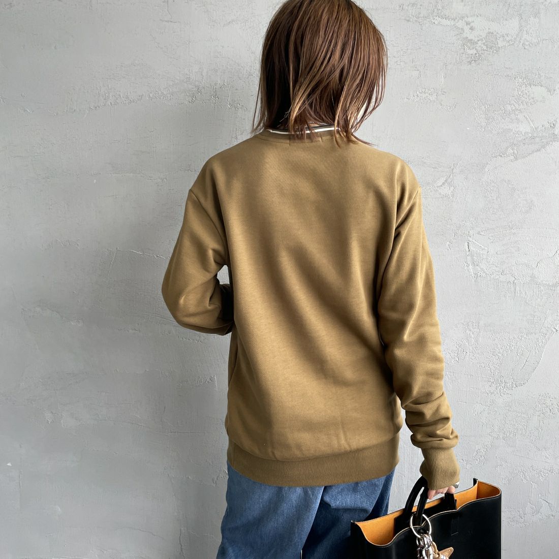 FRED PERRY [フレッドペリー] 別注 ツインティップライン ワンポイントロゴ刺繍クルーネックスウェット [FPM-25A-025JF] SHADED STO &&モデル身長：158cm 着用サイズ：S&&