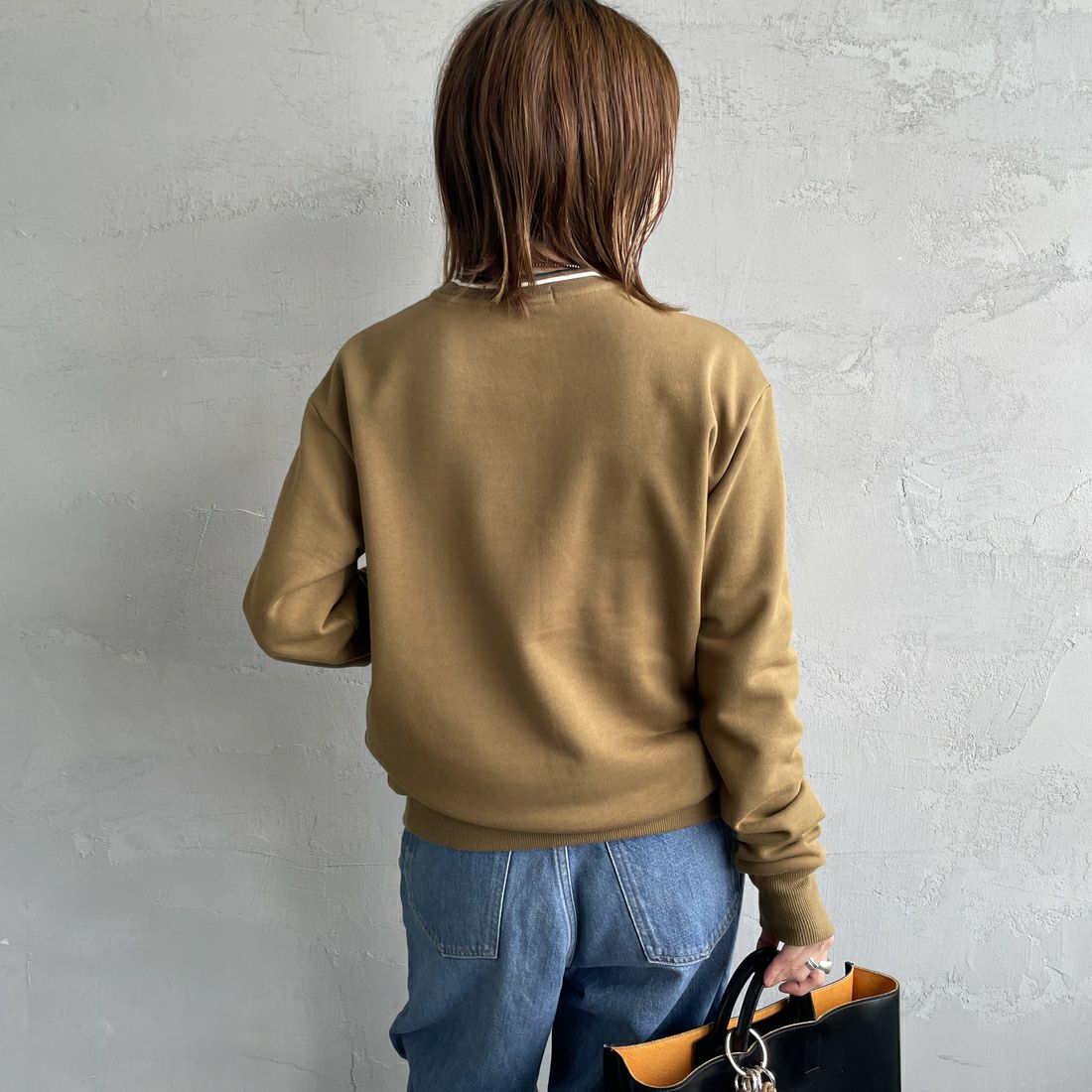 FRED PERRY [フレッドペリー] 別注 ツインティップライン ワンポイントロゴ刺繍クルーネックスウェット [FPM-25A-025JF] SHADED STO &&モデル身長：158cm 着用サイズ：S&&