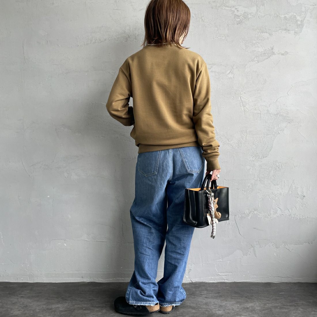 FRED PERRY [フレッドペリー] 別注 ツインティップライン ワンポイントロゴ刺繍クルーネックスウェット [FPM-25A-025JF] SHADED STO &&モデル身長：158cm 着用サイズ：S&&